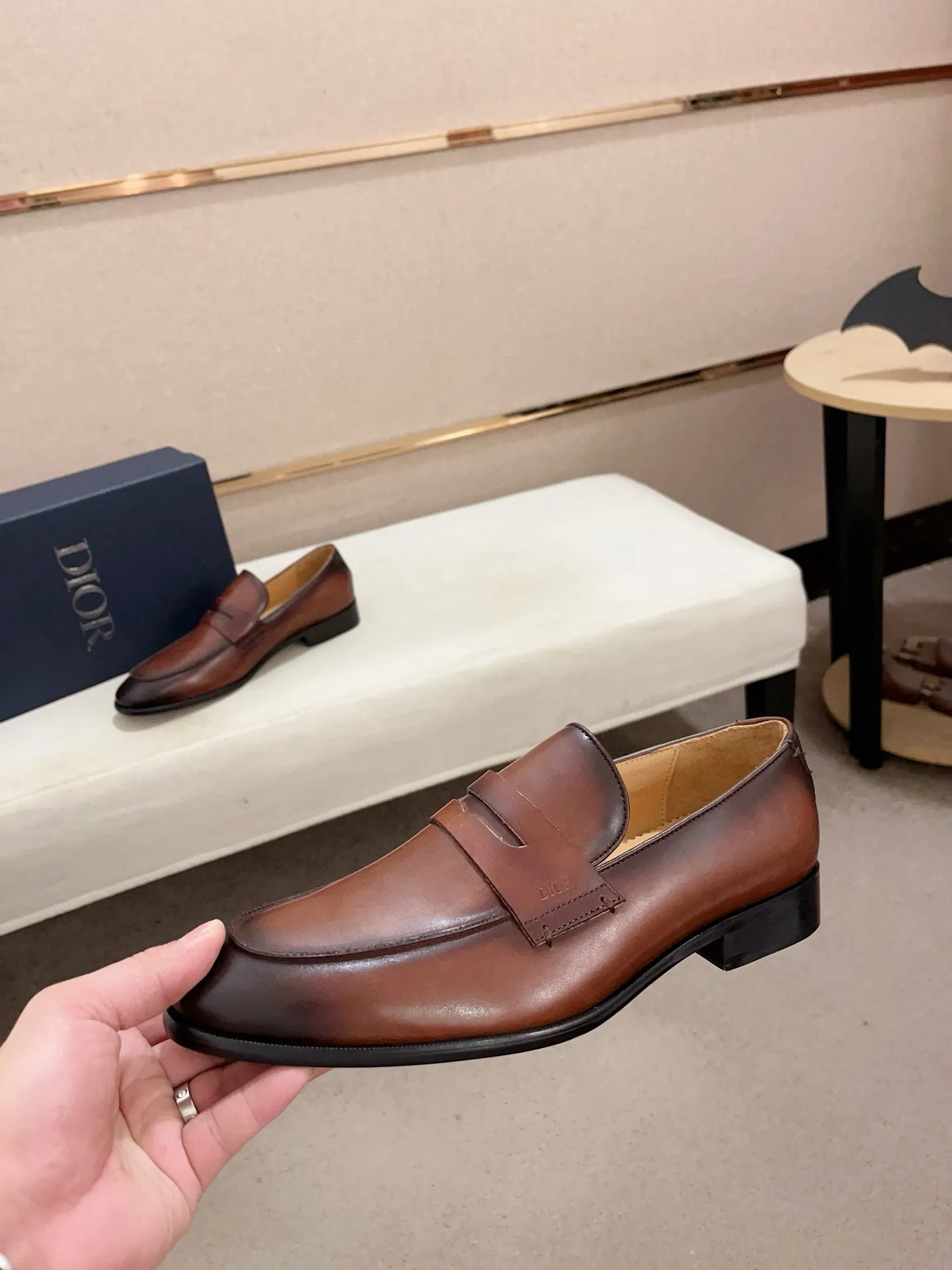 Men's shoes 💰: 540💰 High-end version of Dior Dior's new series. Famous actors and Internet celebrities wear super popular designs. The sculptures of French artist Niki de Saint Phalle are designed as rings. Material: Fabric: Imported original material. Foot: cowhide. Outsole: Rubber outsole. Men's shoe size: 38~44. Can be customized to size 45.